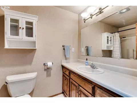 Bath - 2889 Taylor St, Eugene, OR 97405 photo 2 of 3