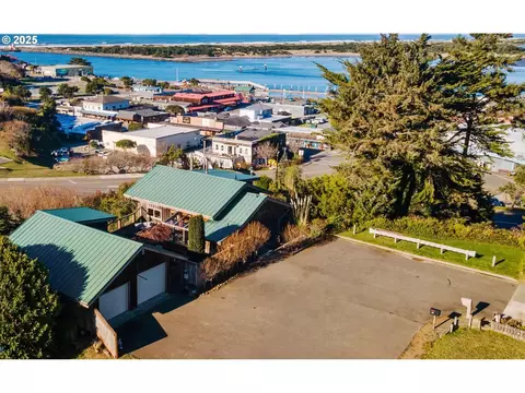 330 Chicago Ave, Bandon, OR 97411