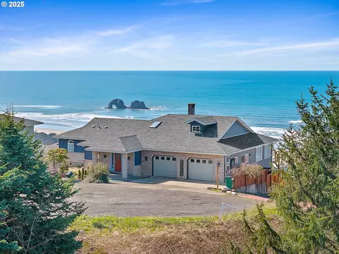 411 Crest Ter, Rockaway Beach, OR 97136