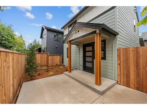 3951 SE Liebe St #B, Portland, OR 97202