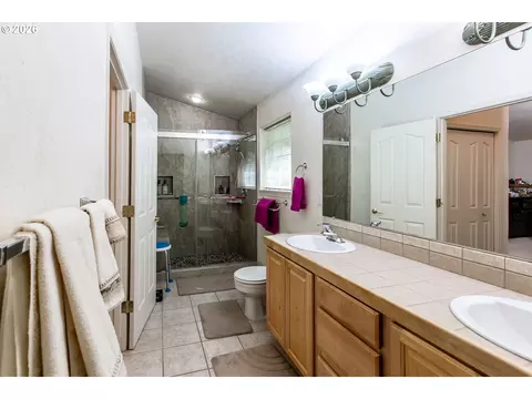 Bath - 2737 Hallmark Ln, Eugene, OR 97405 photo 1 of 3