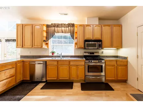 Kitchen - 2737 Hallmark Ln, Eugene, OR 97405 photo 4 of 5