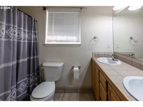 Bath - 2737 Hallmark Ln, Eugene, OR 97405 photo 3 of 3