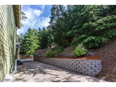 Exterior - 2737 Hallmark Ln, Eugene, OR 97405 photo 7 of 8