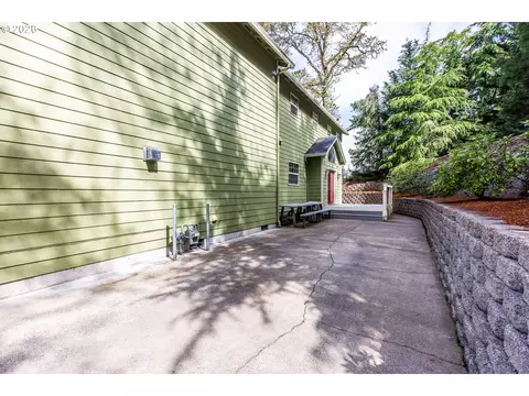 Exterior - 2737 Hallmark Ln, Eugene, OR 97405 photo 6 of 8