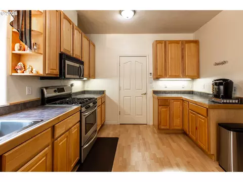 Kitchen - 2737 Hallmark Ln, Eugene, OR 97405 photo 3 of 5