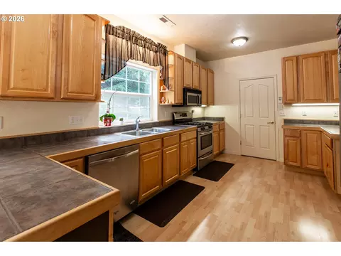 Kitchen - 2737 Hallmark Ln, Eugene, OR 97405 photo 2 of 5