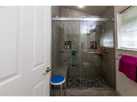 Bath - 2737 Hallmark Ln, Eugene, OR 97405 photo 2 of 3