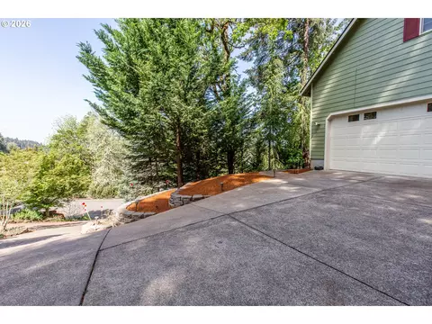 Exterior - 2737 Hallmark Ln, Eugene, OR 97405 photo 4 of 8