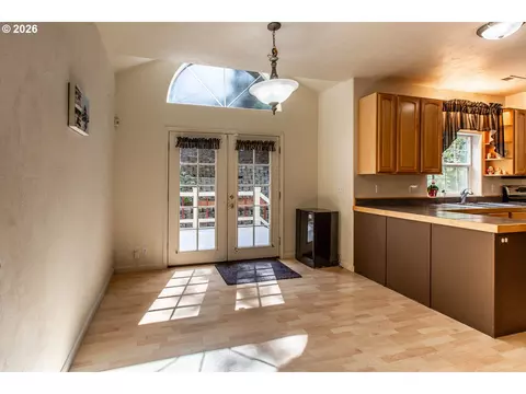 Entry Way - 2737 Hallmark Ln, Eugene, OR 97405 photo 2 of 2