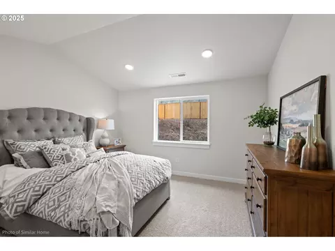 Bedroom - Upper Camp Creek Rd, Springfield, OR 97478 photo 2 of 3