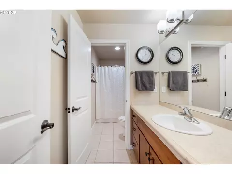 Bath - 6084 Fernhill Loop, Springfield, OR 97478 photo 6 of 9