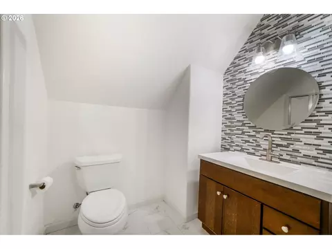 Bath - 6084 Fernhill Loop, Springfield, OR 97478 photo 8 of 9