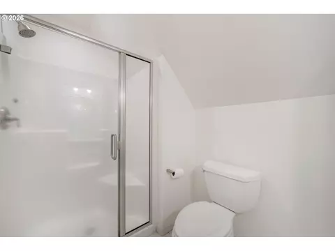 Bath - 6084 Fernhill Loop, Springfield, OR 97478 photo 9 of 9
