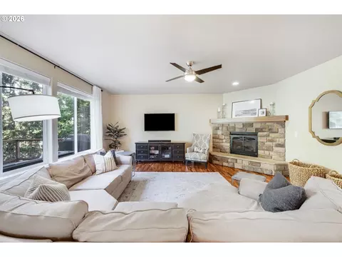 Living - 6084 Fernhill Loop, Springfield, OR 97478 photo 2 of 4