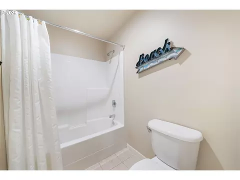 Bath - 6084 Fernhill Loop, Springfield, OR 97478 photo 7 of 9