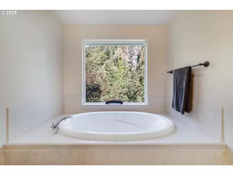 Bath - 6084 Fernhill Loop, Springfield, OR 97478 photo 4 of 9