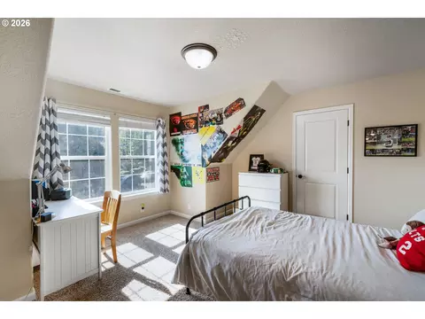 Bedroom - 6084 Fernhill Loop, Springfield, OR 97478 photo 3 of 5