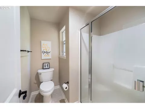 Bath - 6084 Fernhill Loop, Springfield, OR 97478 photo 5 of 9