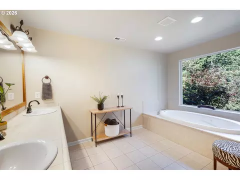Bath - 6084 Fernhill Loop, Springfield, OR 97478 photo 3 of 9