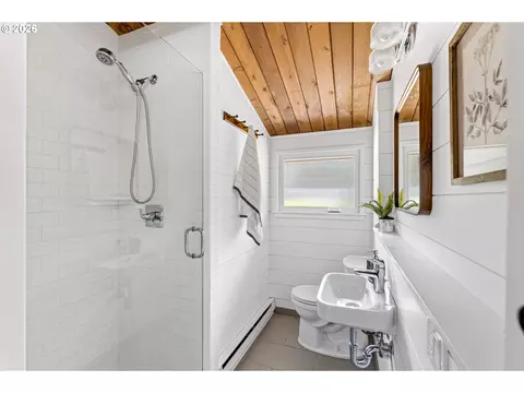 Bath - 56711 Lunar Dr, Bend, OR 97707 photo 1 of 3