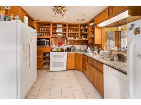 Kitchen - 246 S 34th St, Springfield, OR 97478 photo 1 of 1