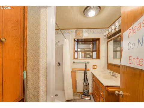 Bath - 246 S 34th St, Springfield, OR 97478 photo 1 of 1