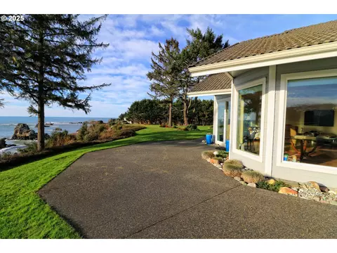 112 Schooner Bay Dr, Brookings, OR 97415