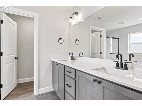 Bath - 868 E Kinsley Ave, Hermiston, OR 97838 photo 1 of 5