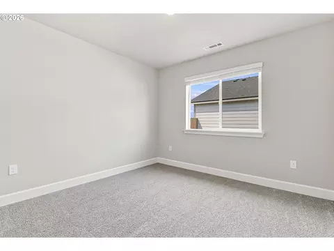 Bedroom - 868 E Kinsley Ave, Hermiston, OR 97838 photo 5 of 5