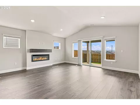 Living - 868 E Kinsley Ave, Hermiston, OR 97838 photo 2 of 5