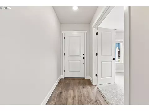 Entry Way - 868 E Kinsley Ave, Hermiston, OR 97838 photo 2 of 2