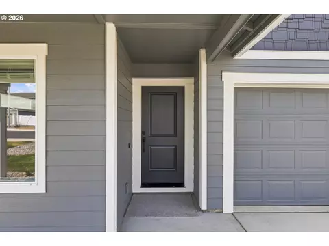 Entry Way - 868 E Kinsley Ave, Hermiston, OR 97838 photo 1 of 2