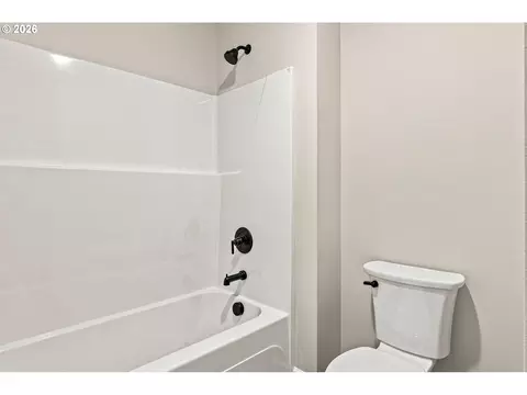 Bath - 868 E Kinsley Ave, Hermiston, OR 97838 photo 5 of 5