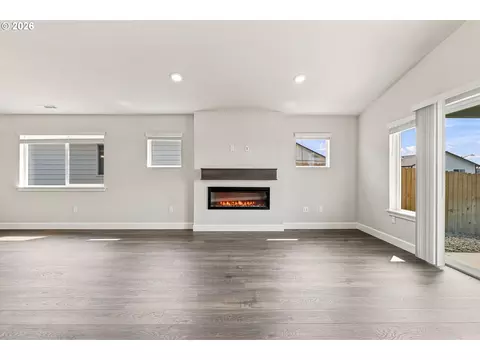 Living - 868 E Kinsley Ave, Hermiston, OR 97838 photo 3 of 5