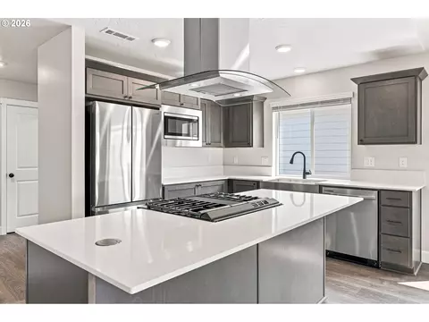 Kitchen - 868 E Kinsley Ave, Hermiston, OR 97838 photo 2 of 5