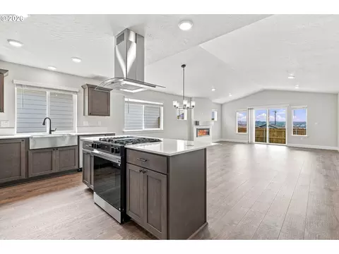 Kitchen - 868 E Kinsley Ave, Hermiston, OR 97838 photo 1 of 5