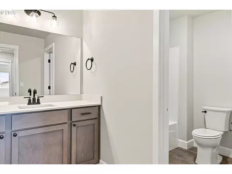 Bath - 868 E Kinsley Ave, Hermiston, OR 97838 photo 4 of 5