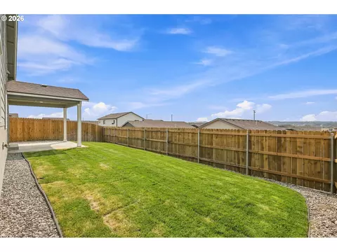 Exterior - 868 E Kinsley Ave, Hermiston, OR 97838 photo 5 of 10