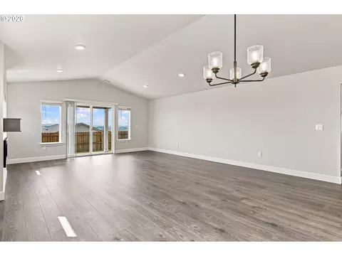 Living - 868 E Kinsley Ave, Hermiston, OR 97838 photo 1 of 5