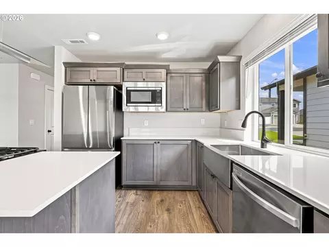 Kitchen - 868 E Kinsley Ave, Hermiston, OR 97838 photo 4 of 5
