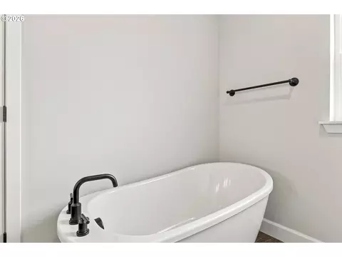 Bath - 868 E Kinsley Ave, Hermiston, OR 97838 photo 3 of 5