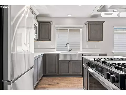 Kitchen - 868 E Kinsley Ave, Hermiston, OR 97838 photo 3 of 5