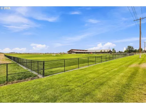Exterior - 868 E Kinsley Ave, Hermiston, OR 97838 photo 10 of 10