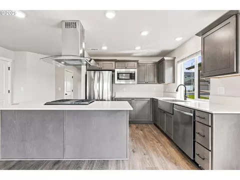 Kitchen - 868 E Kinsley Ave, Hermiston, OR 97838 photo 5 of 5