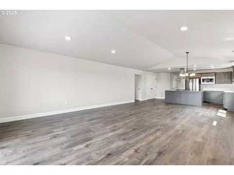 Living - 868 E Kinsley Ave, Hermiston, OR 97838 photo 5 of 5