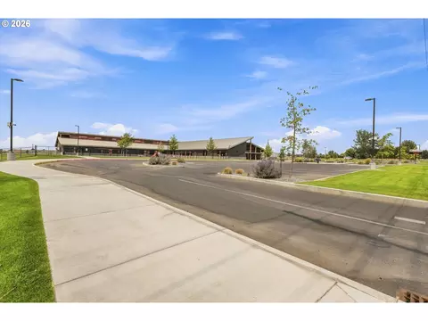 Exterior - 868 E Kinsley Ave, Hermiston, OR 97838 photo 8 of 10
