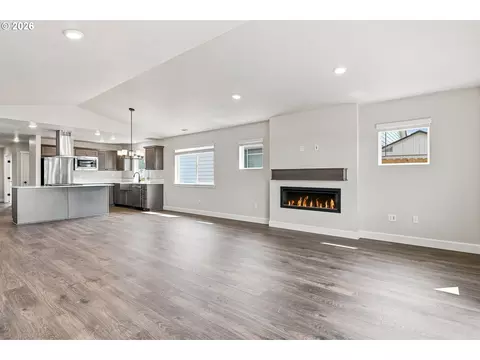 Living - 868 E Kinsley Ave, Hermiston, OR 97838 photo 4 of 5