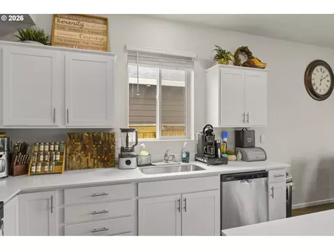 Kitchen - 2722 U St, Springfield, OR 97477 photo 2 of 4