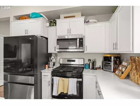 Kitchen - 2722 U St, Springfield, OR 97477 photo 3 of 4